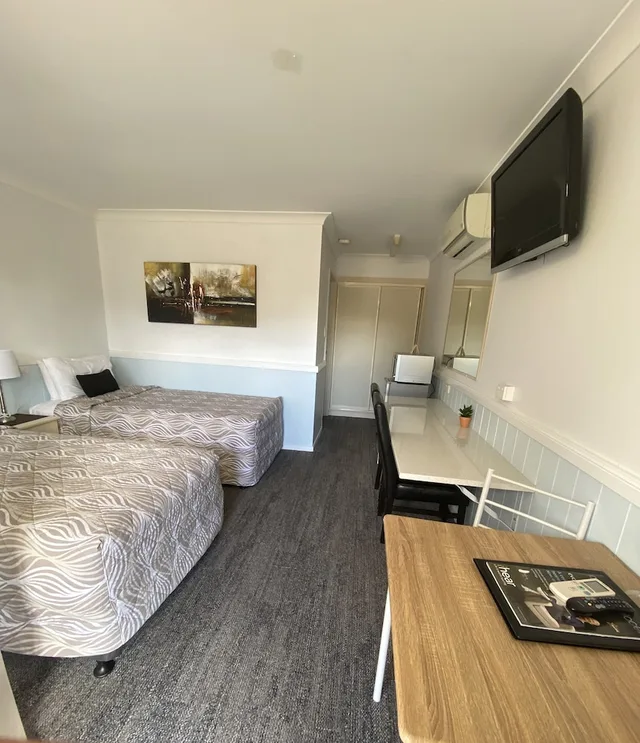 Downstairs, King and Twin Beds، Centre Point Mid City Motor Inn 2/6