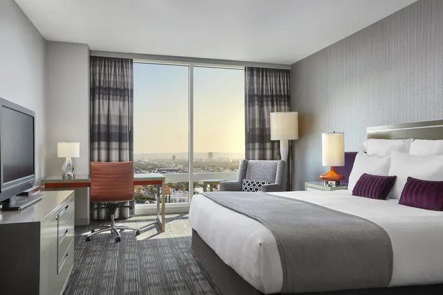 Skyline, King Bed، Loews Hollywood Hotel 5/10