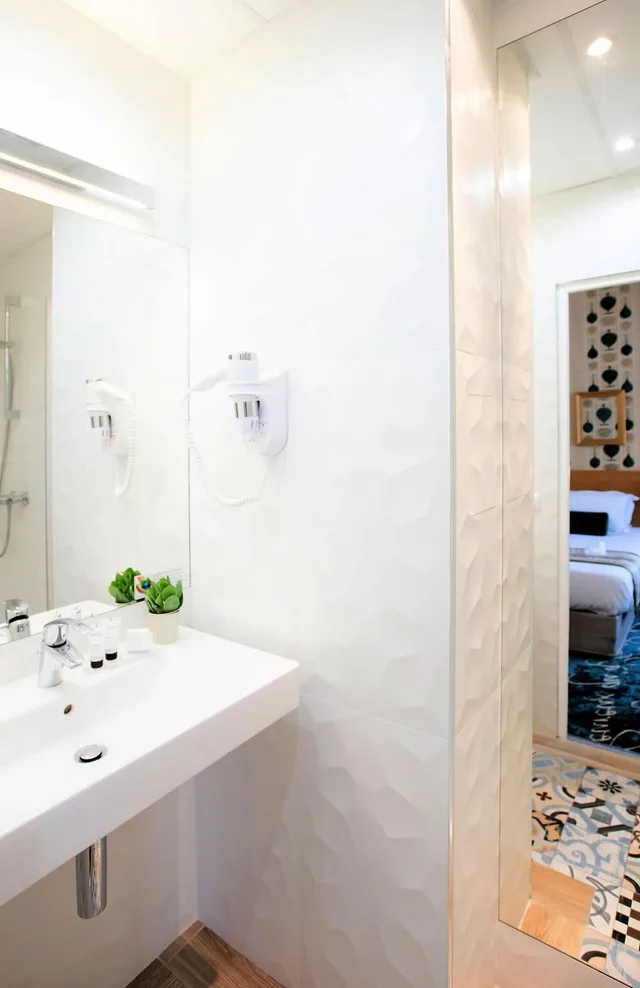 غرفة ثلاثية بسرير مزدوج، Hotel Romance Malesherbes By Patrick Hayat Formerly Romance Malesherbes 9/10