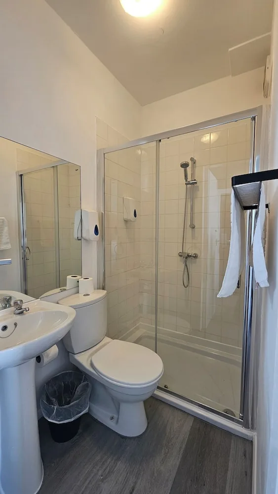 Compact, Double Bed، OYO The Strand Hotel 2/2