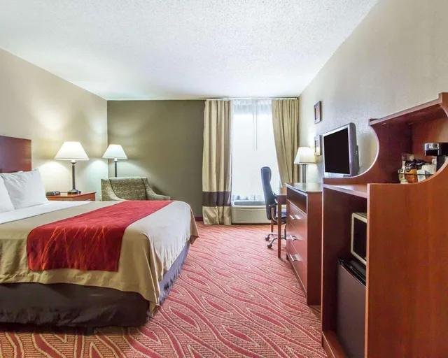 غرفة بسرير كوين، Comfort Inn Poplar Bluff North 1/3
