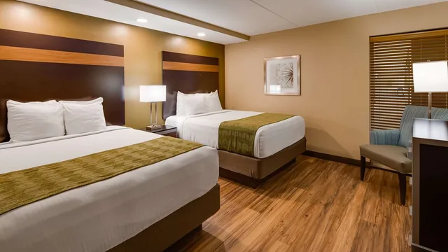 2 Rooms, Suite, 1 King and 2 Queen Beds, 2 Bathrooms, Kitchen, Bathtub، Best Western Plaza Inn 2/5
