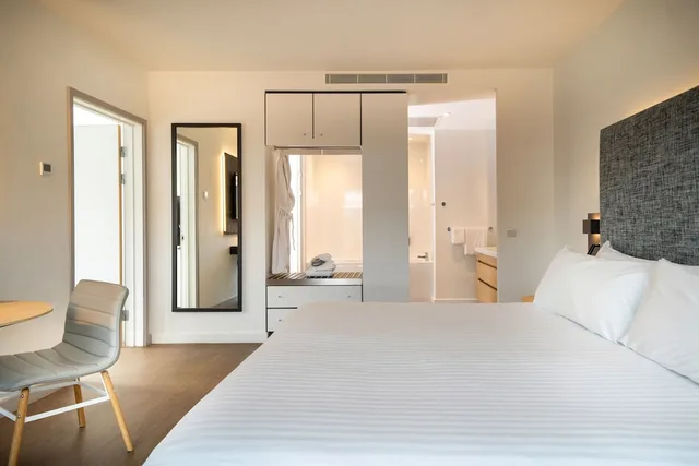 Town House, King Bed, Sofa، INNSIDE Newcastle 1/6