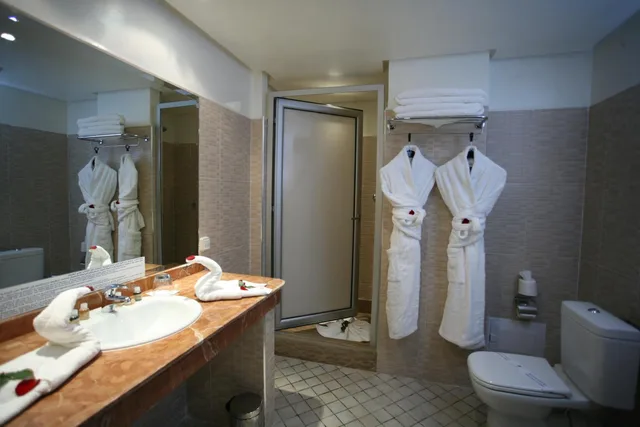 غرفة ثلاثية، Hotel Almas 3/10