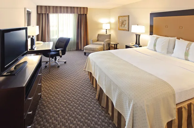 غرفة بسرير كينج، Wyndham Grand Executive Center Little Rock Airport 4/5