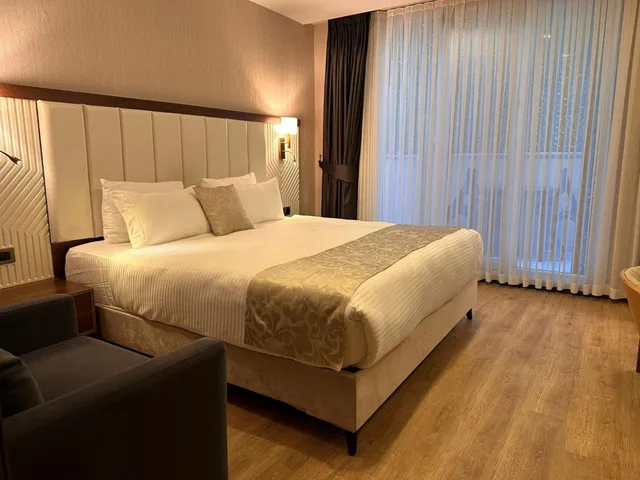Garden Floor Balcony Room، Operla Airport Hotels, Trademark Collection by Wyndham 1/5