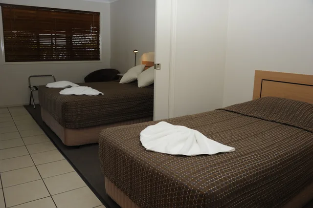 غرفة ديلوكس بسرير كوين وسرير فردي، Sun Valley Motel Biloela 2/5
