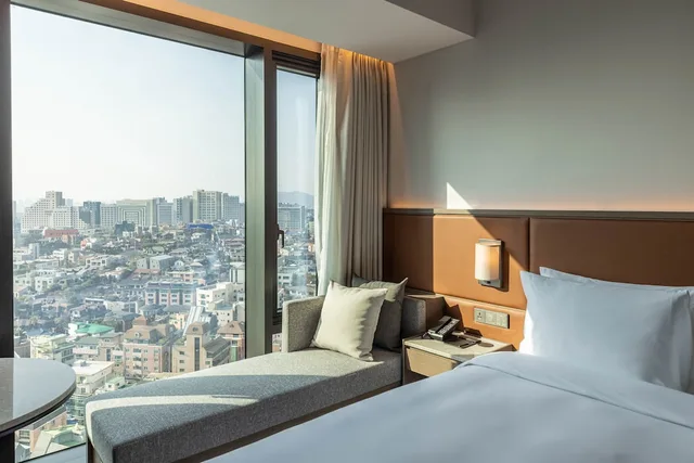غرفة بسرير كوين بإطلالة على المدينة، AC Hotel by Marriott Seoul Gangnam 4/8