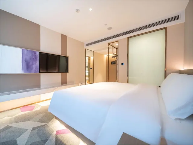 Deluxe, King Bed, Lavande Hotel (Wuxi East Railway Station) 2/2