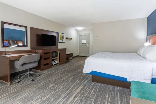 غرفة بسرير كينج مع أريكة، Hampton Inn Sioux Falls 2/3