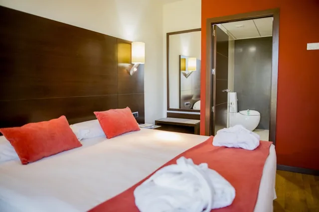 Room, 1 Double and 1 Single Bed, with Extra Bed, Hospedium Valles de Gredos Golf 1/3