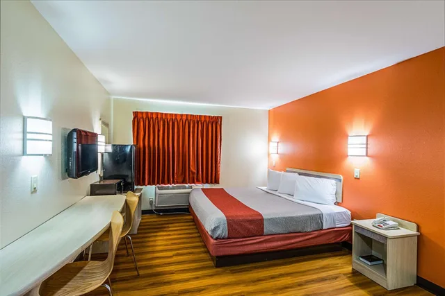 غرفة بسرير كينج للمدخنين، Motel6 Urbana, IL 1/5