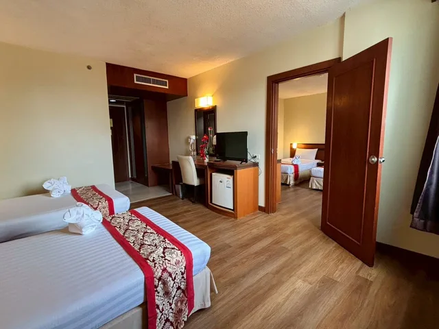 غرفة متصلة بأربعة أسرّة وسريرين منفصلين، Hadyai Golden Crown Hotel 1/1