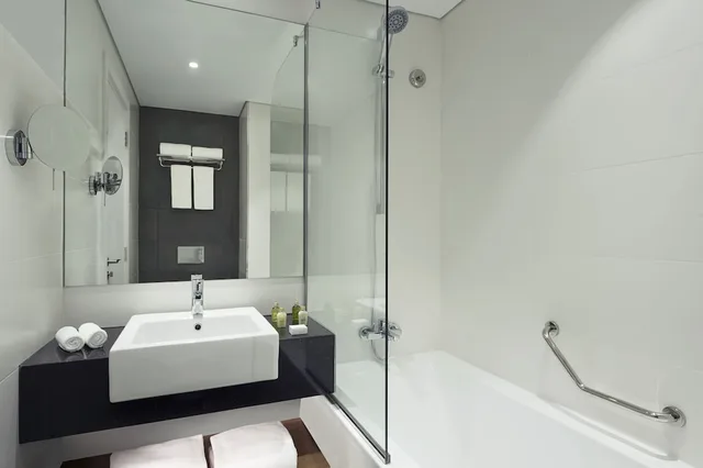 Tryp, King Bed, High Floor، Tryp By Wyndham Dubai 7/8