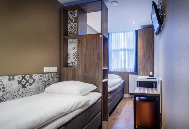 غرفة بسريرين منفصلين بحمام خاص، Hotel Old Nickel 1/7