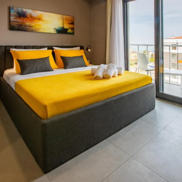 غرفة بسرير مزدوج بإطلالة على البحر بشرفة، First Joy Hotel 2/3