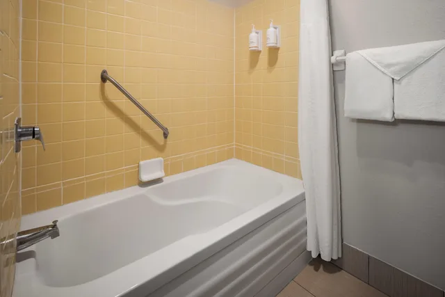 جناح بسريرين مزدوجين بغرفتين لذوي الإعاقة، Baymont By Wyndham Waukesha 2/3