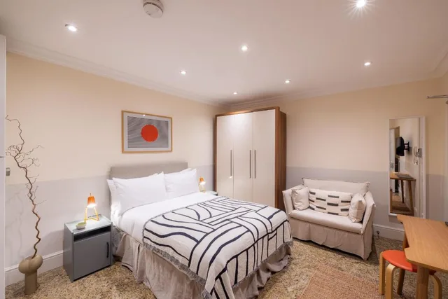 Semi Basement, Studio, Courtfield Gardens Apartments 3/8
