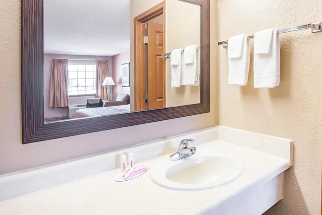 Room, 2 Queen Beds, Super 8 By Wyndham Clinton 3/4