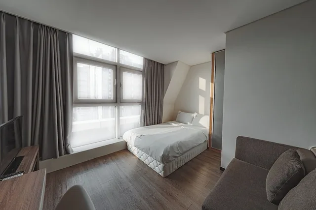 غرفة قياسية بسرير مزدوج، Brown Suites Sinchon Central 3/4