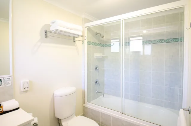 شقة عائلية بسرير كوين وسرير بطابقين بشرفة بغرفة نوم واحدة، Pegasus Motor Inn And Serviced Apartments 4/4