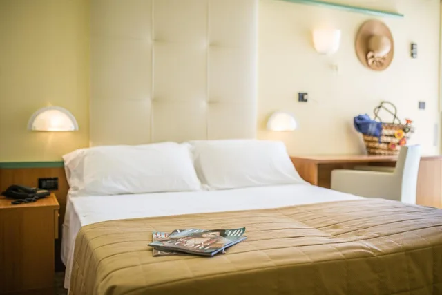 غرفة أساسية بسرير مزدوج بإطلالة جزئية على البحر، Royal Hotel Bibione 4/5