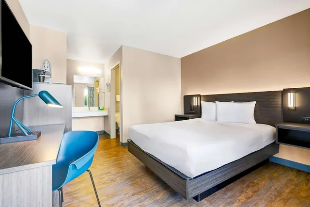 Deluxe, Queen Bed, Motel6 Kirkland, WA - North Kirkland 1/7