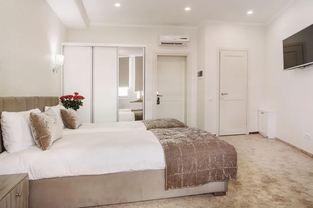 غرفة متصلة بسريرين منفصلين وسرير كينج، Familion Aparthotel 1/4
