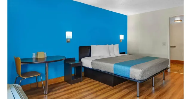غرفة بسرير كينج لذوي الإعاقة، Motel6 Atlanta GA 2/9