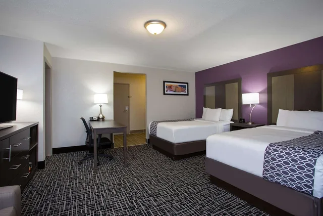 جناح ديلوكس بسريرين مزدوجين بإطلالة على الجبل، La Quinta Inn & Suites by Wyndham Roanoke Salem 1/3