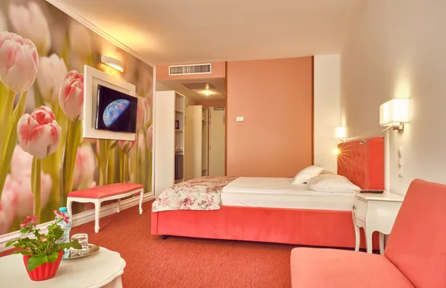 Palace of Parliament, Deluxe, Queen Bed, Parliament View, Sofa، Continental Forum Bucharest Hotel 2/4
