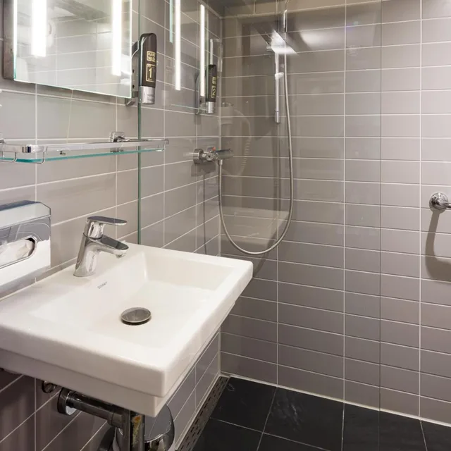غرفة مفردة، Hotel CC 12/15