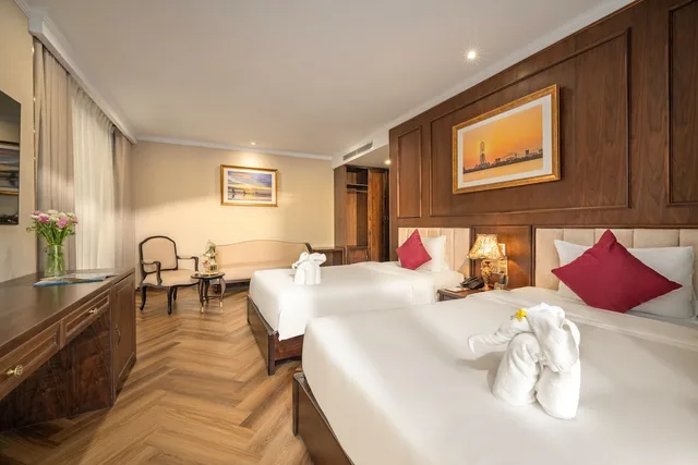 جناح بسرير كينج بإطلالة جزئية على البحر بحوض استحمام، Golden Lotus Luxury Hotel Da Nang 3/10
