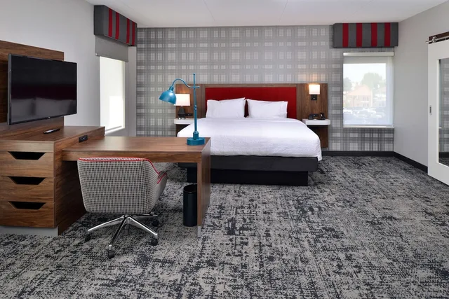 Studio, King Bed, Hampton Inn & Suites Greensboro Downtown 2/4