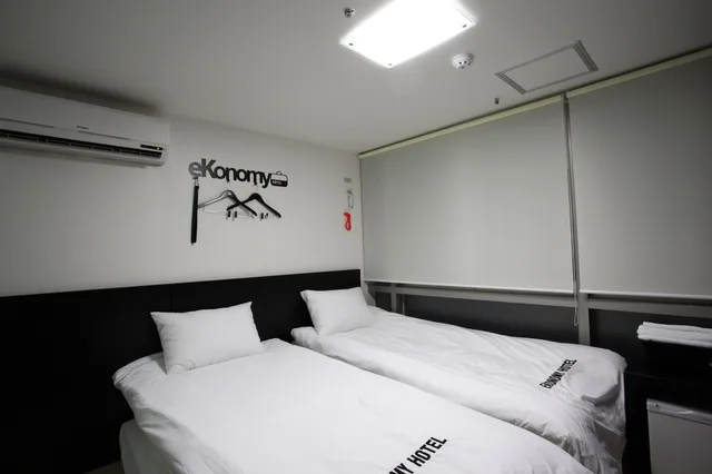 غرفة بسريرين منفصلين، Ekonomy Hotel Myeongdong Premier 2/10
