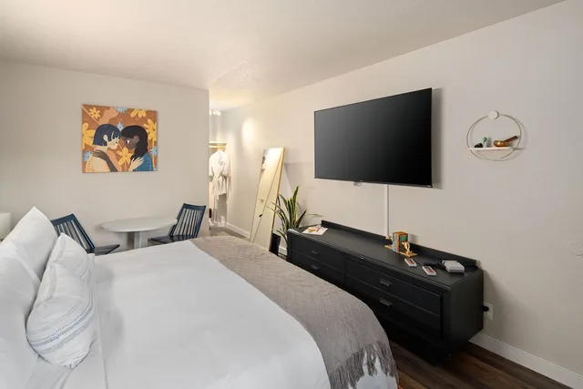 غرفة قياسية بسرير كينج، Manor Lodge Motel 1/5