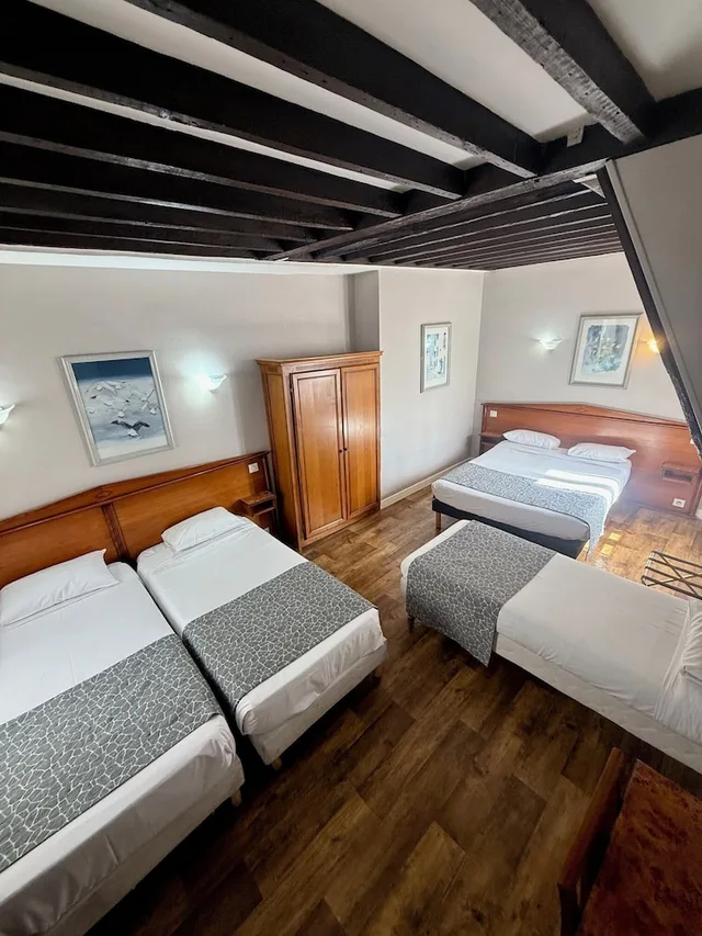 Family, 1 Double and 3 Single Beds، Hotel Richmond 2/10