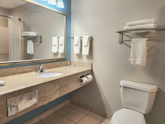 جناح استوديو بسرير كينج، Days Inn & Suites By Wyndham Thibodaux 10/10