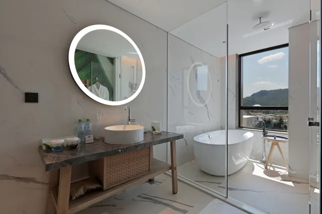 1 Bedroom, Suite, King Bed, Living Area, Holiday Inn Resort Qionghai Guantang 5/5