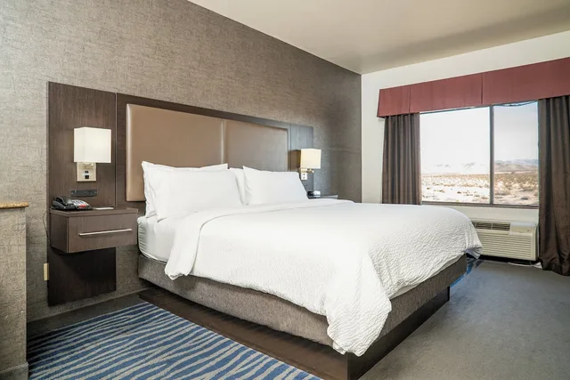 جناح بسرير كينج بغرفة نوم واحدة بحوض جاكوزي، Holiday Inn Express Hotel Suites Barstow Outlet Center 3/10