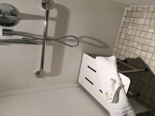 Suite, King Bed, Accessible, Crowne Plaza Ventura Beach 7/10