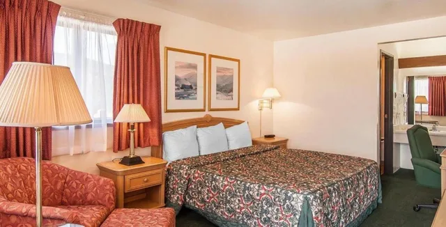 غرفة ديلوكس بسرير كينج، Econo Lodge 1/3