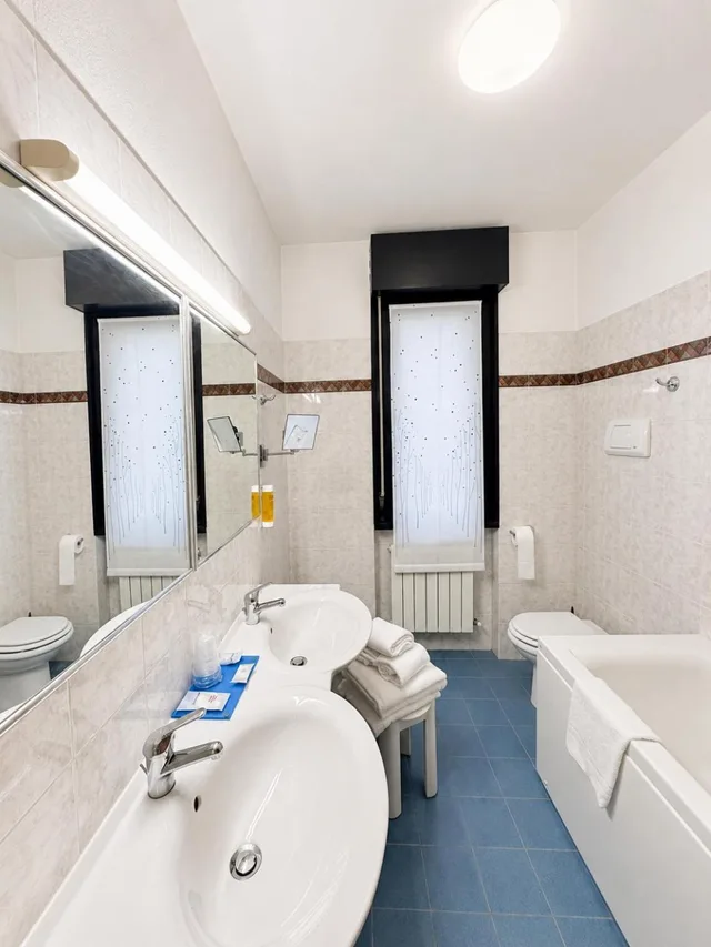 جناح جونيور، HOTEL PARIGI 2 9/9
