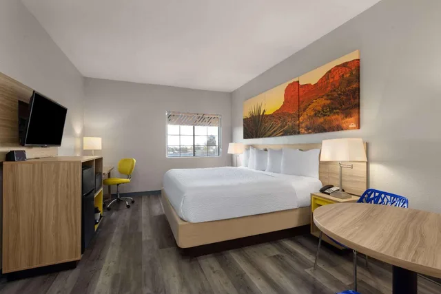 غرفة بسرير كينج بحوض استحمام لذوي الإعاقة، Days Inn & Suites by Wyndham Tucson/Marana 3/7
