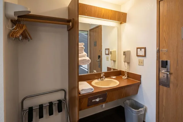 Room, Queen Bed, WAFIFE GuestHouse Fife 9/10