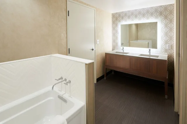 جناح بسرير كينج مع أريكة لذوي الإعاقة، Holiday Inn And Suites Philadelphia W Drexel Hill 6/8