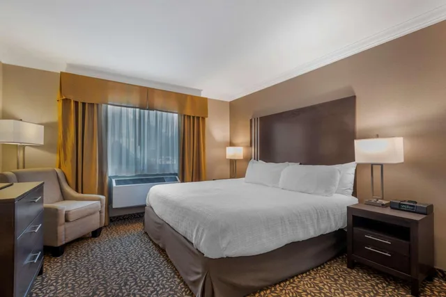 جناح تنفيذي بسرير كينج، Best Western Plus Fernie Mountain Lodge 2/5