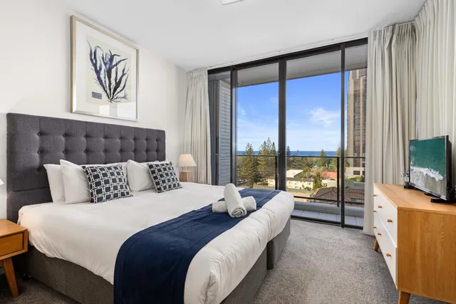 شقة بسرير كوين وسرير مزدوج بإطلالة على الحديقة بغرفتي نوم، Ultra Broadbeach 1/8