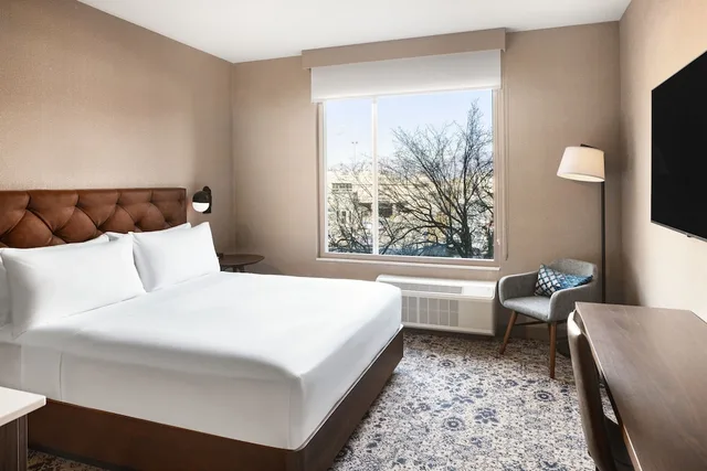 غرفة بسرير كينج بإطلالة على المدينة بمطبخ صغير، Four Points by Sheraton Penticton at the Convention Centre 1/3