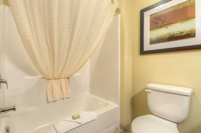 غرفة قياسية بسريرين كوين، Cobblestone Inn & Suites -- Brillion, WI 6/7
